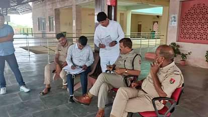 मामले में कार्रवाई करती पुलिस टीम।