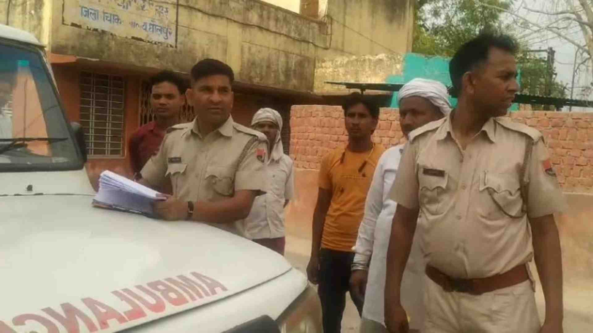मामले में कार्रवाई करती पुलिस।
