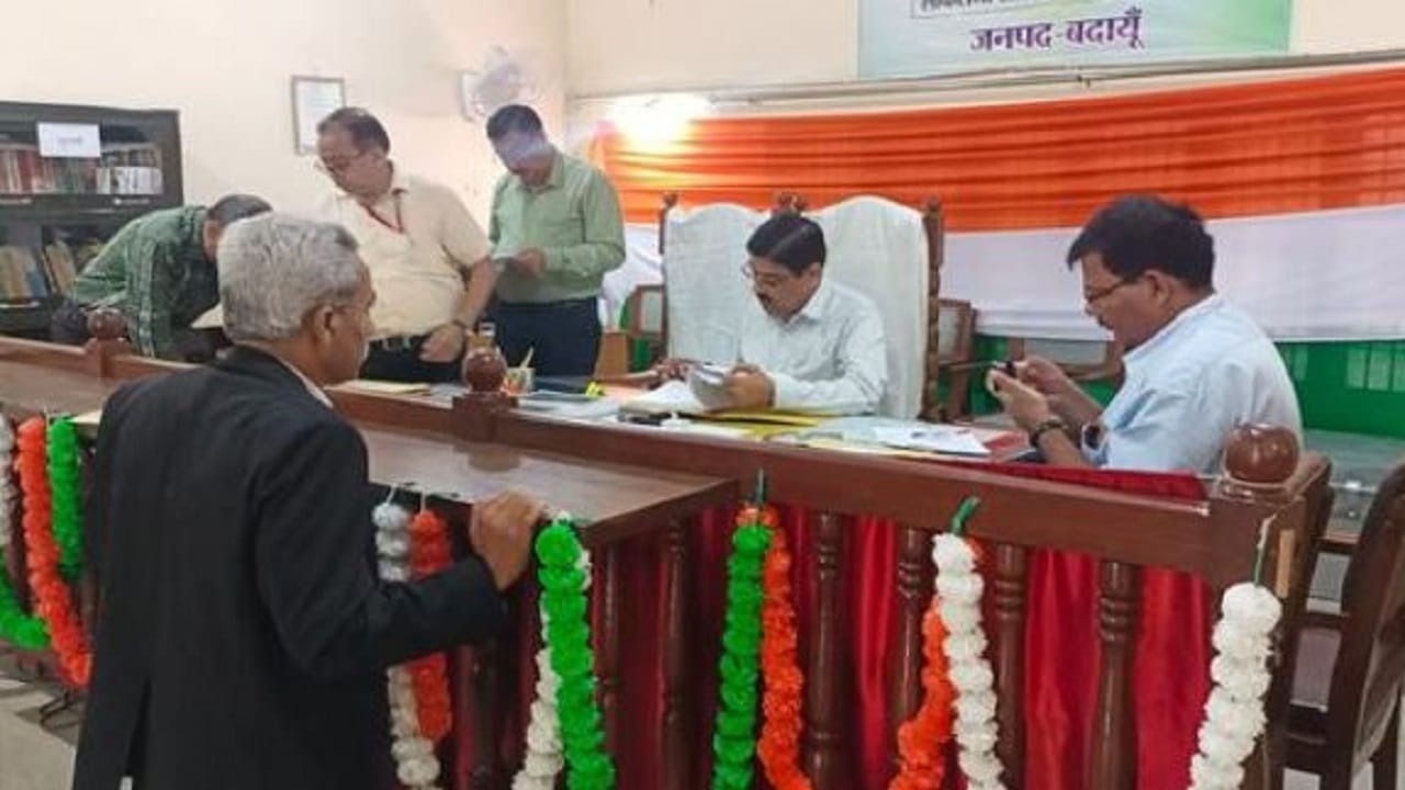 नामांकन पत्रों की जांच करते अधिकारी (सांकेतिक)