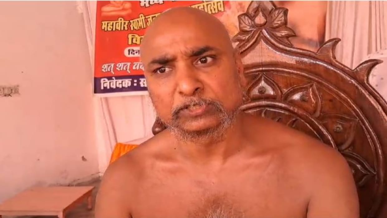 Dausa News: Mankind should follow the path shown by Lord Mahavir for its welfare, said Prateek Sagarji