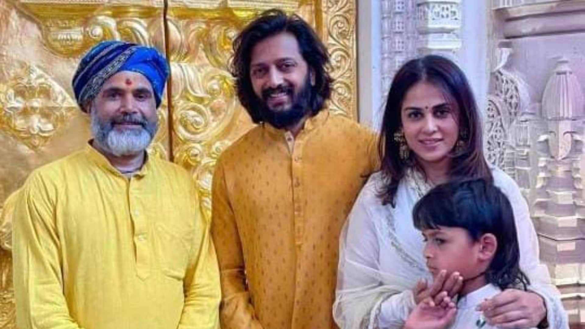 Housefull 5 Actor Riteish Deshmukh and Genelia DSouza cast their vote in Lok Sabha Elections 2024 See Video