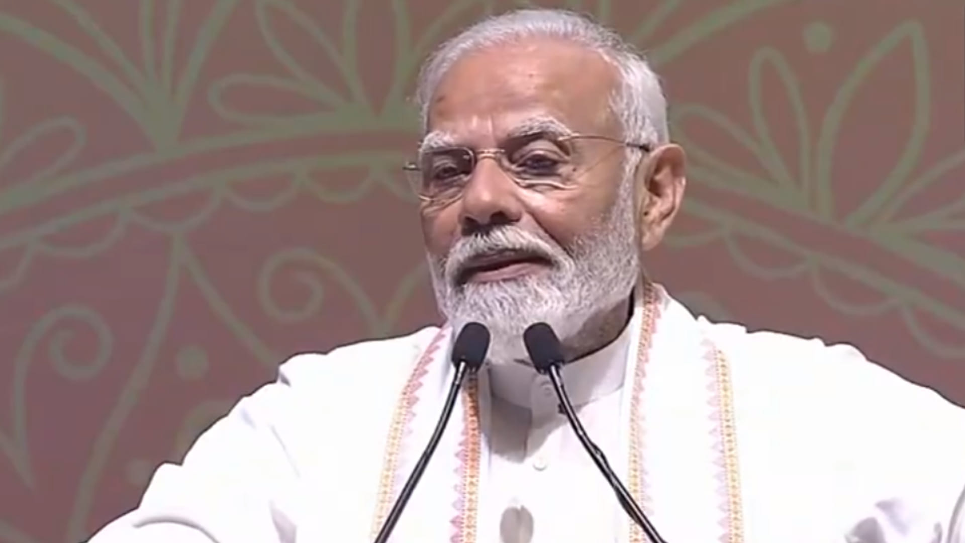 सभा को संबोधित करते पीएम मोदी