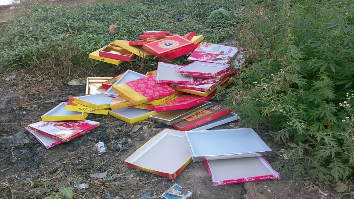 Thieves stole sarees from shop near police chowki in lakhimpur kheri
