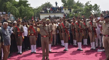 Sarvesh Singh Funeral: Former MP Sarvesh Singh cremated with state honours, wife and daughter become emotional