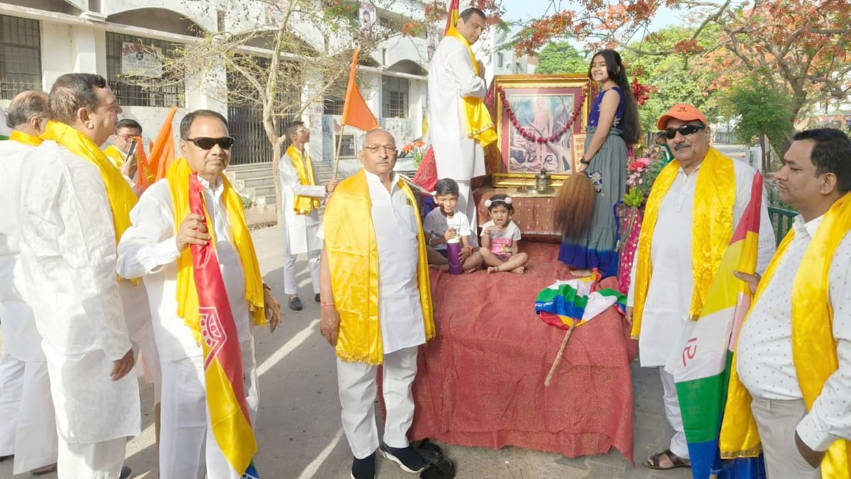 Grand procession taken out on Mahavir Jayanti in Bhadohi