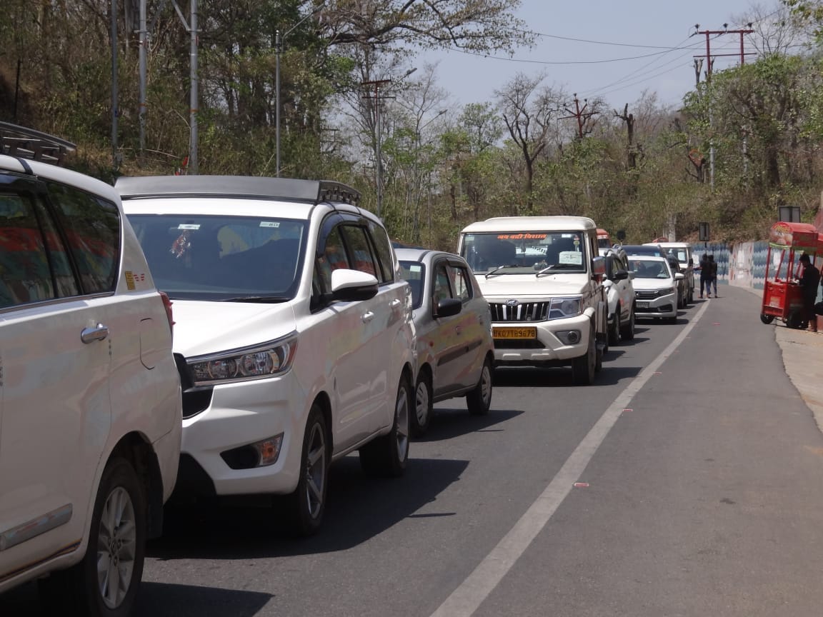 Weekend Huge Crowd of tourists In Mussoorie Haridwar And Rishikesh Heavy Traffic Jam in Photos
