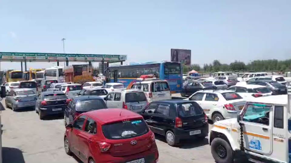 Weekend Huge Crowd of tourists In Mussoorie Haridwar And Rishikesh Heavy Traffic Jam in Photos