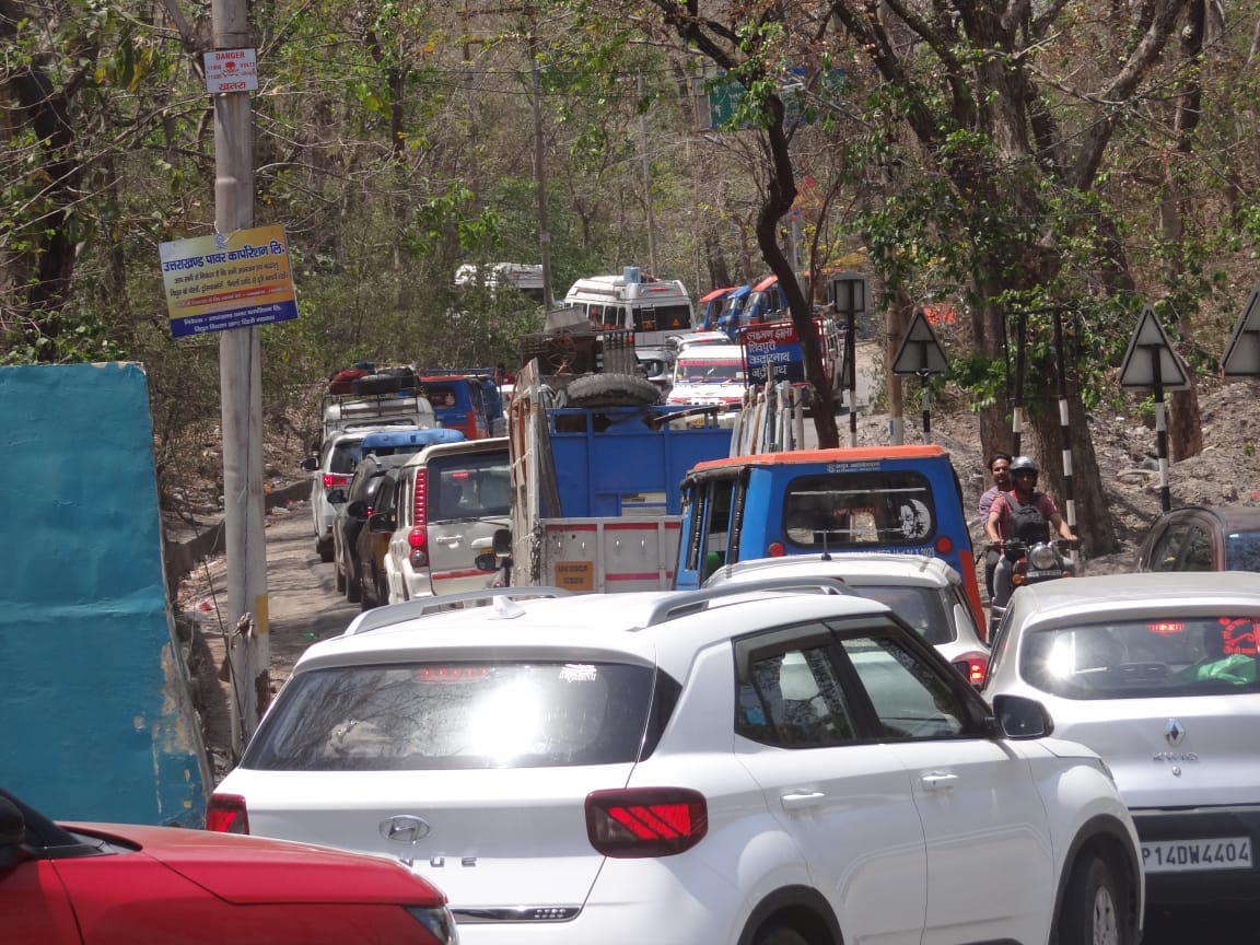 Weekend Huge Crowd of tourists In Mussoorie Haridwar And Rishikesh Heavy Traffic Jam in Photos