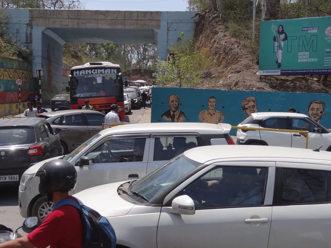 Weekend Huge Crowd of tourists In Mussoorie Haridwar And Rishikesh Heavy Traffic Jam in Photos