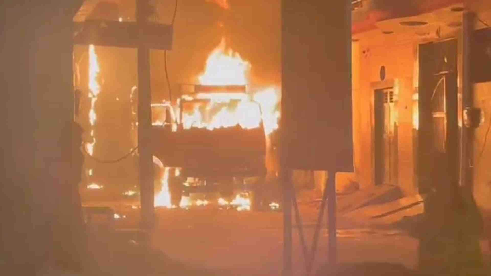 ट्रक में लगी आग।