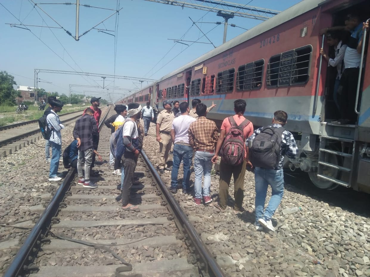 Uttarakhand News fire broke out in coach of Ahmedabad Rishikesh Yoga Express in Roorkee passengers panic