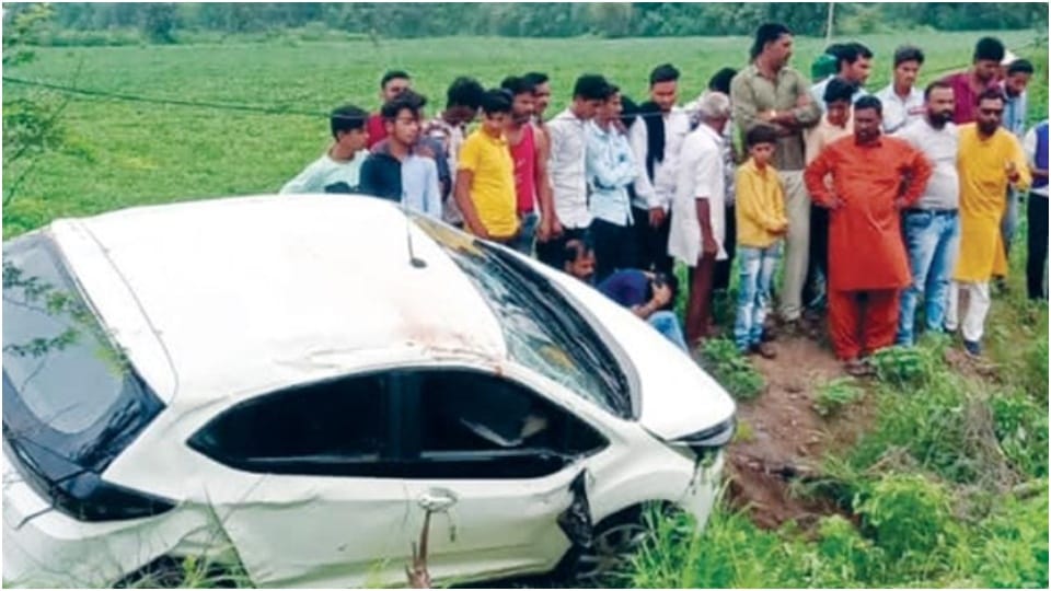 Ujjain News: One dead and two injured after car overturns