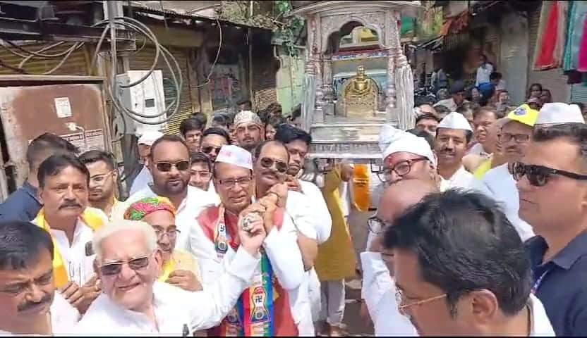 विदिशा में जैन समाज के आयोजन में पालकी उठाते शिवराज।