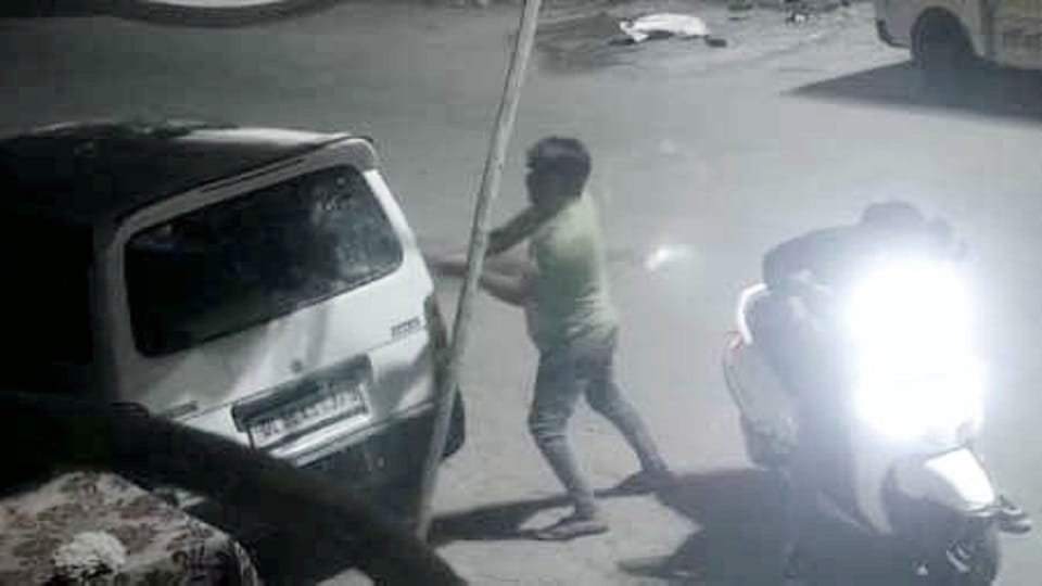 Delhi: Miscreants created a ruckus in the chicken market of Shahbad Dairy.