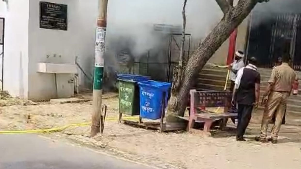 fire broke out the generator room of bank in azamgarh loss of five lakhs rupees