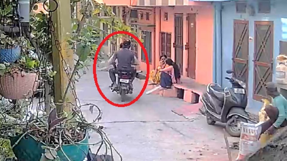 UP: Shocking video of snatching a chain from a woman's neck, this is how the incident happened