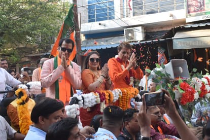 People chant Jai Shri Ram seeing Sita and Laxman of big screen, asked for vote to Arun Govil In Meerut