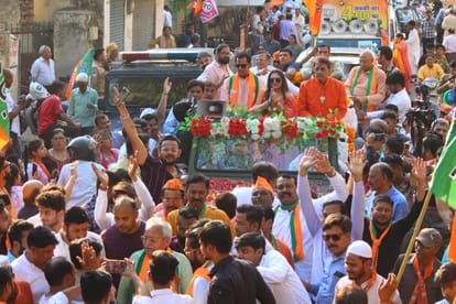 People chant Jai Shri Ram seeing Sita and Laxman of big screen, asked for vote to Arun Govil In Meerut