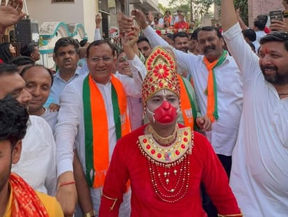 People chant Jai Shri Ram seeing Sita and Laxman of big screen, asked for vote to Arun Govil In Meerut