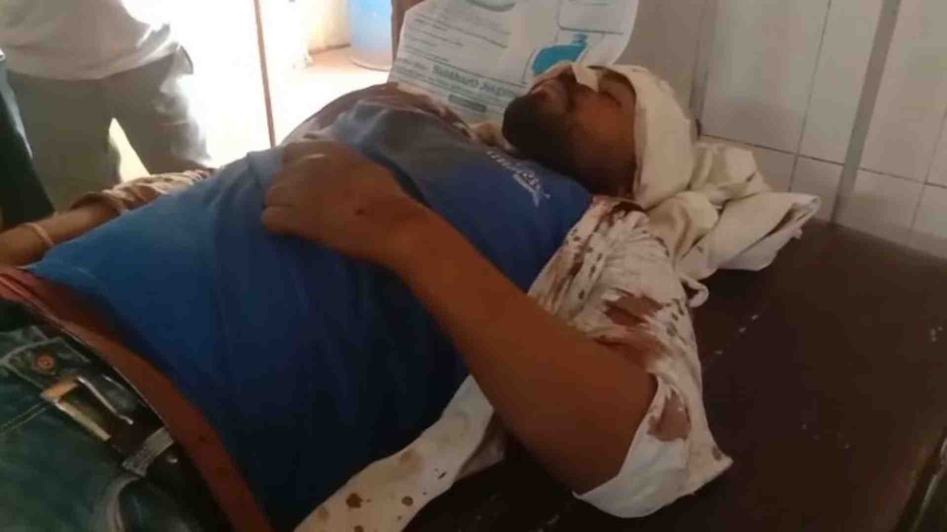 अस्पताल में भर्ती घायल युवक।