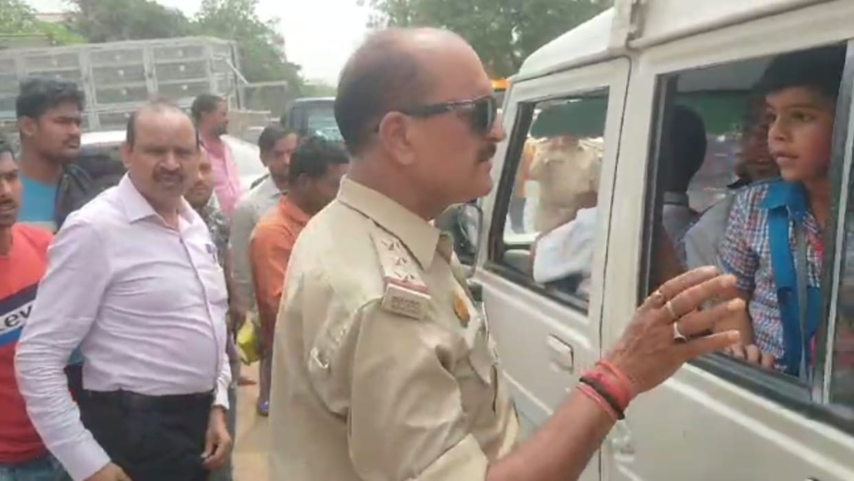 Police took strict action against Bolero carrying children in jaunpur