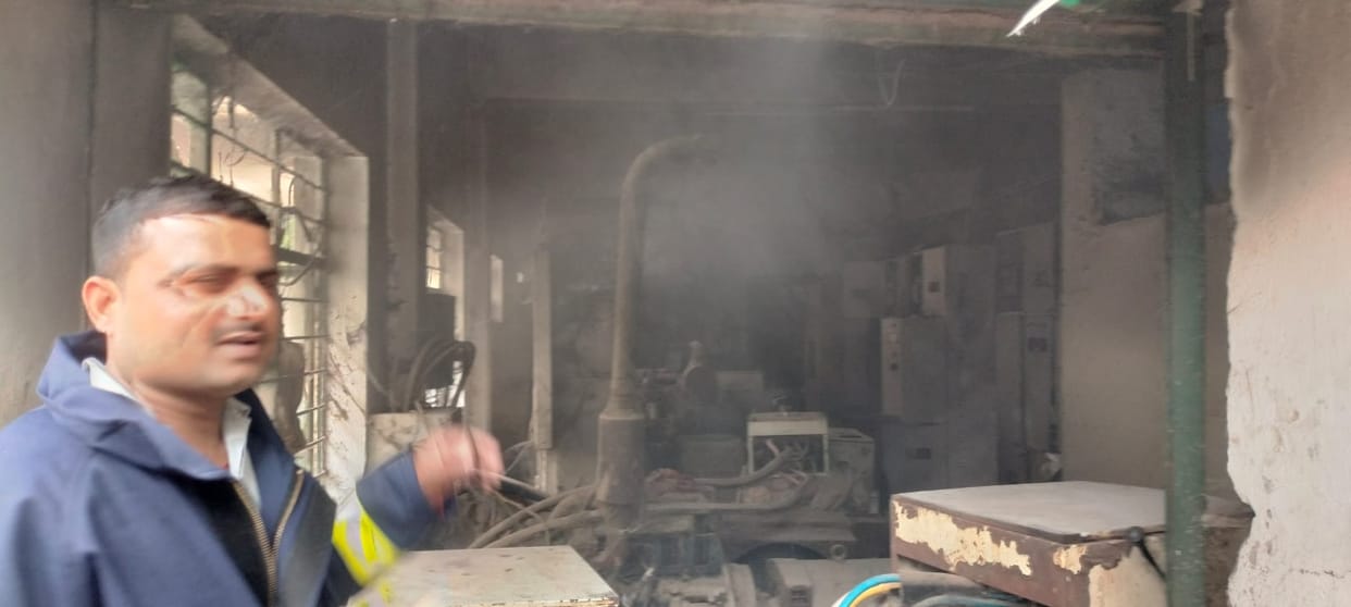 Bihar News: Fire broke out in this room of PMCH campus, fire brigade team is busy in controlling it.