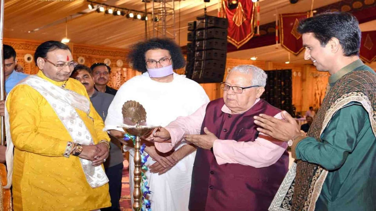 Dausa: Kumar Vishwas narrated the story of Ram in Balaji temple.