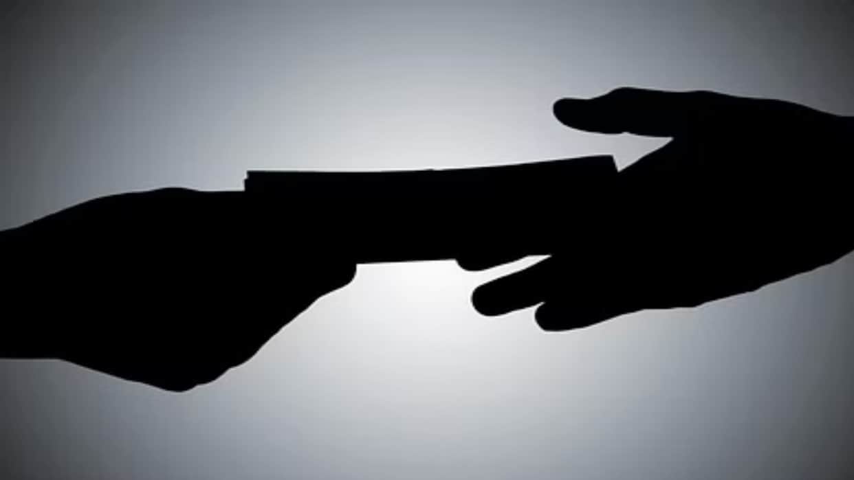 CBI caught a Delhi Police Inspector accepting a bribe