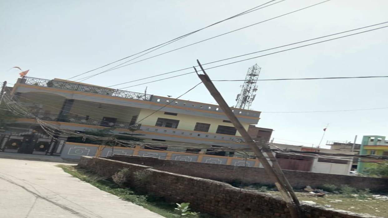 Alas electricity: Rs 11 crores spent in Gorakhpur, still the wires are hanging on bamboo poles