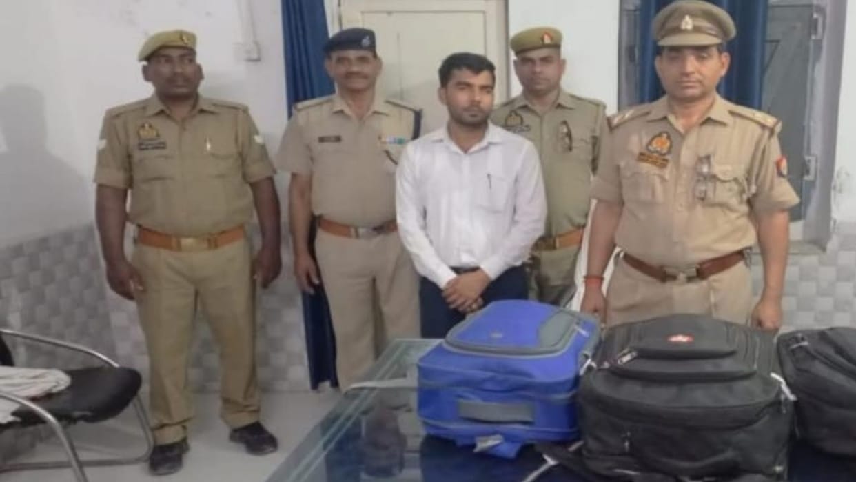 GRP arrested train AC coat attendant who was smuggling liquor in sabarmati train
