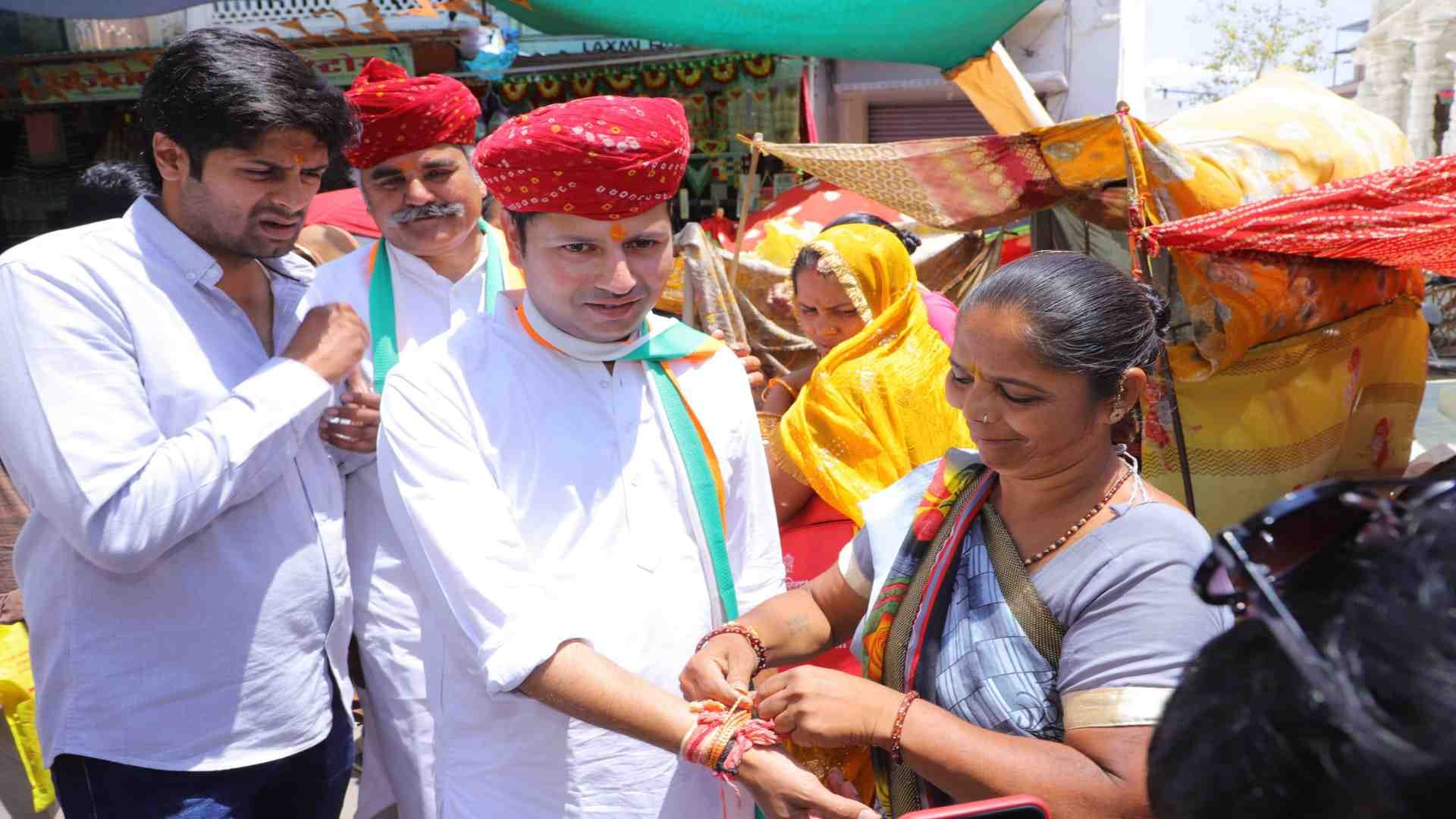 जनसंपर्क करते वैभव गहलोत।