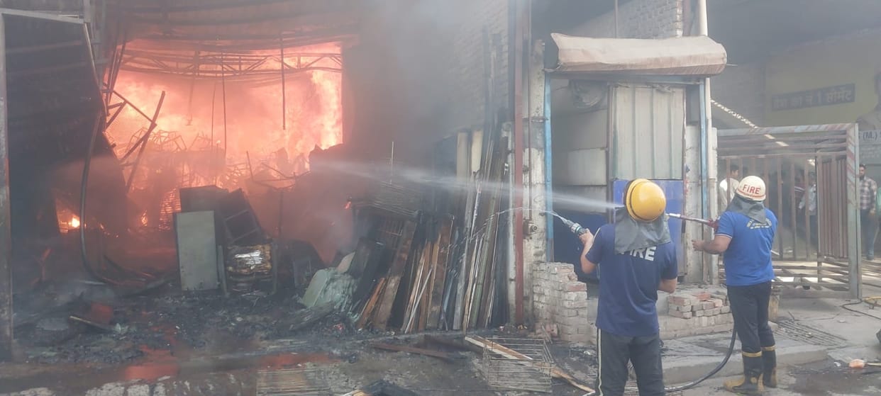 Dehradun News massive fire broke out in scrap shop in Chuna Bhatta family was saved