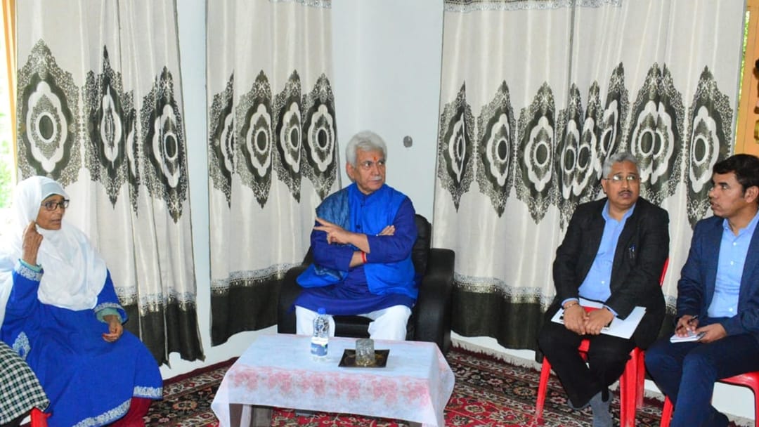 LG manoj sinha meets victims families of boat capsize tragedy in Jhelum river srinagar