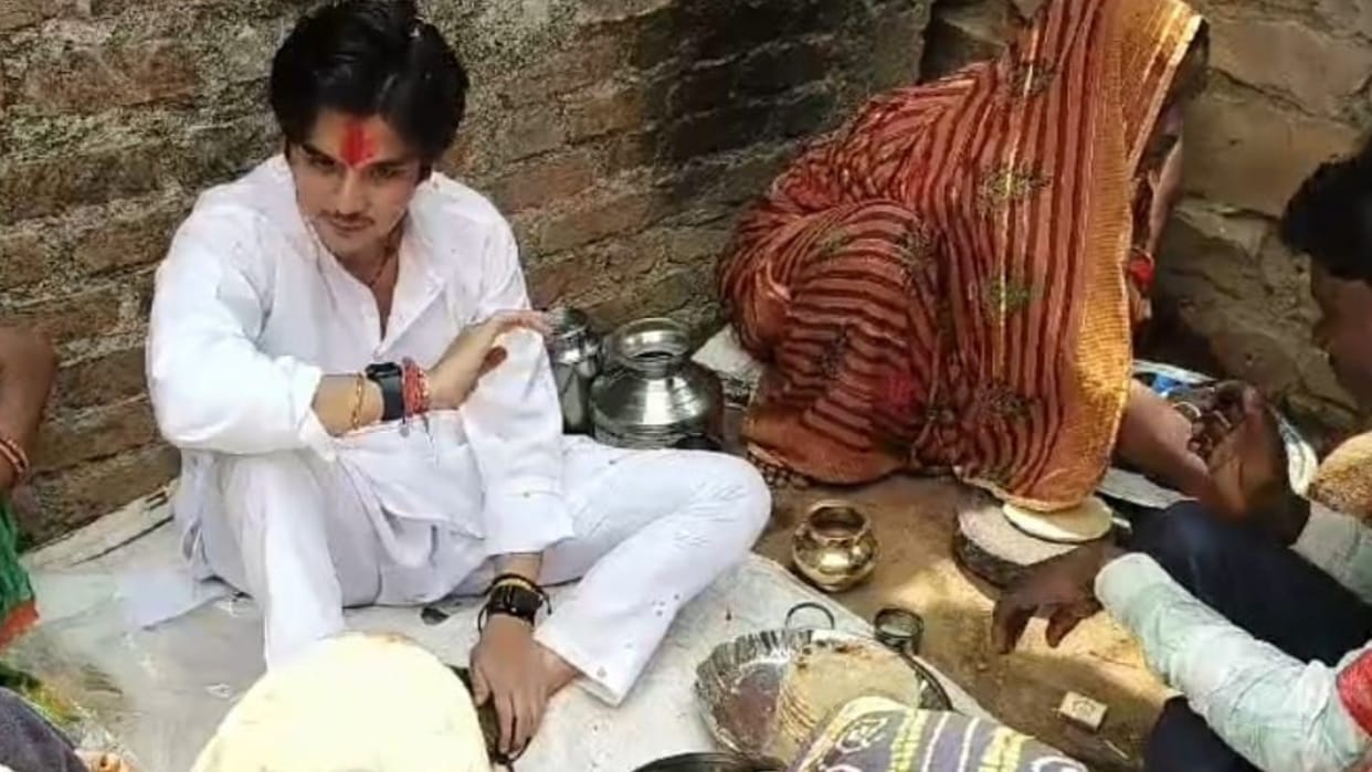 Mahaaryaman Scindia ate roti cooked on the stove at a tribal family place
