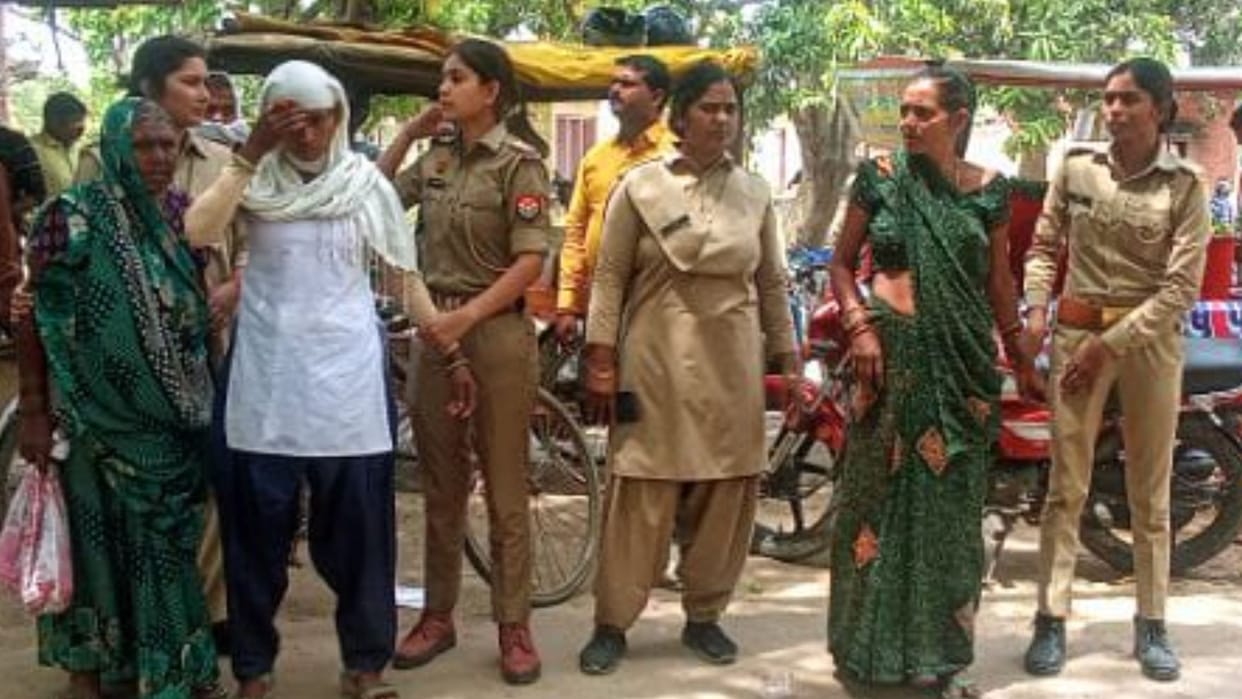 Police removed farmers protesting against Kashi Dwar in Varanasi