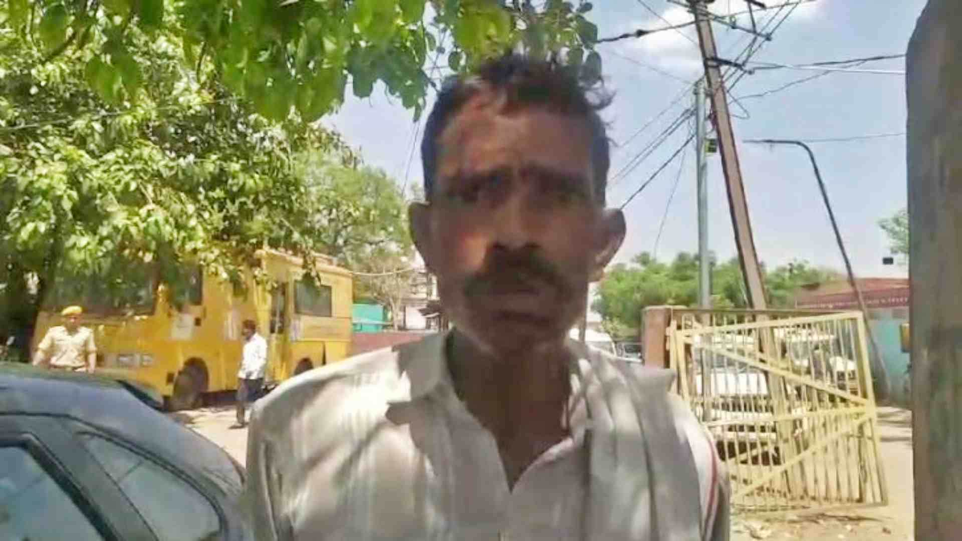 मामले की जानकारी देते पीड़ित परिजन।