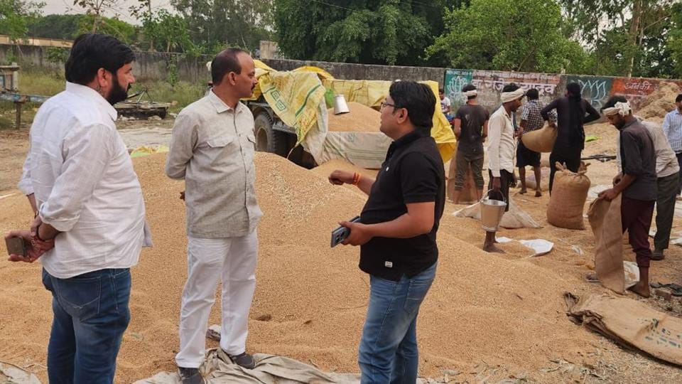 Moradabad: Marketing team raided Bilari, caught 300 quintals of wheat loaded in a truck, which was being sent
