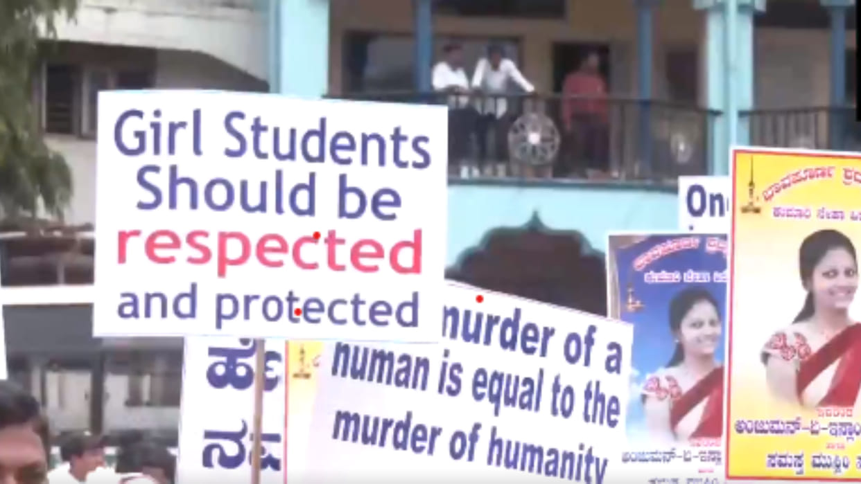 Karnataka: BJP took to streets in case of murder of Congress councilor's daughter, student organizations demon