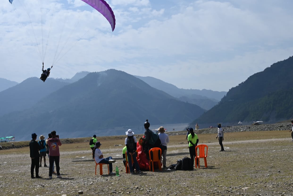 Uttarakhand News Paragliding Accuracy Cup 2024 begins near Tehri Lake show tricks