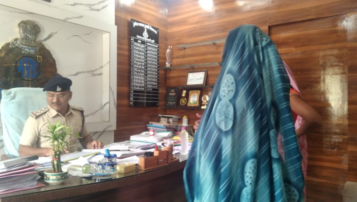 Dhar: Tantrik in white saree lured to increase the rupee 100 times, cheated women of lakhs of rupees