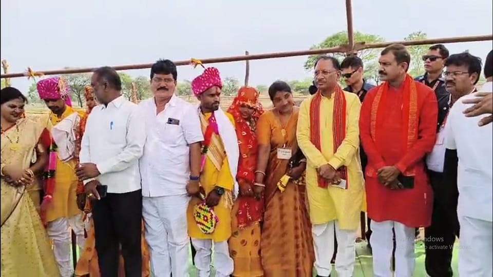 सीएम साय ने नवदंपती को दिया आशीर्वाद