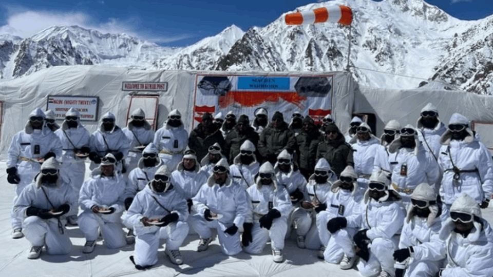 Defence Minister Rajnath Singh in Siachen Today Met Soldiers, Laid Wreath At The War Memorial