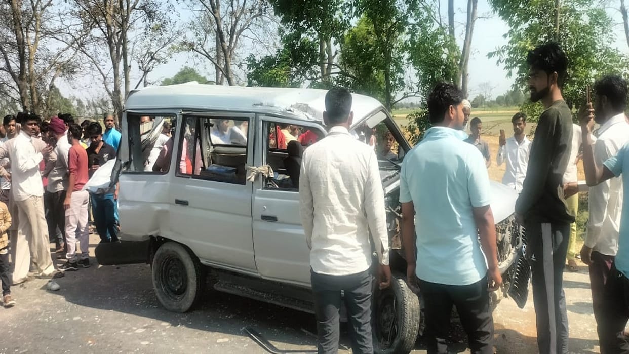 Dumper hits school van many children injured in Lakhimpur kheri