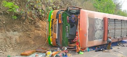 Bus full of wedding processions overturned, more than a dozen injured, accident happened near Pathkhai Ghat
