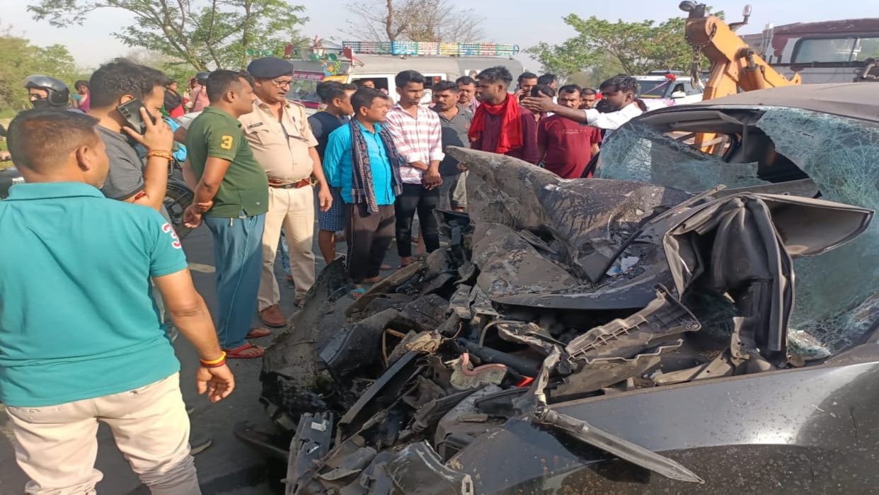 Siwan: Car filled with liquor collides with mini truck, condition of 2 people critical, public looted liquor