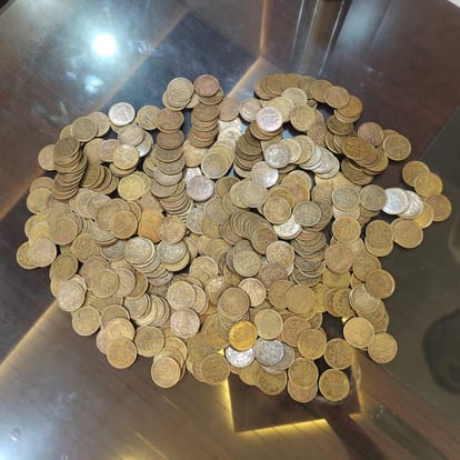 criminals arrested for selling brass coins as gold coins of Mughal era in Sonbhadra