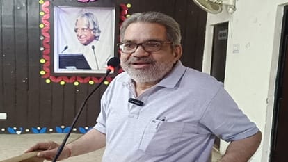 अखबार की प्रासंगिकता के बारे में बताते हुए साहित्यकार सुरेश कुमार