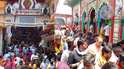People arrived Ayodhya to offer prayer in Hanuman Garhi and Ramlala.