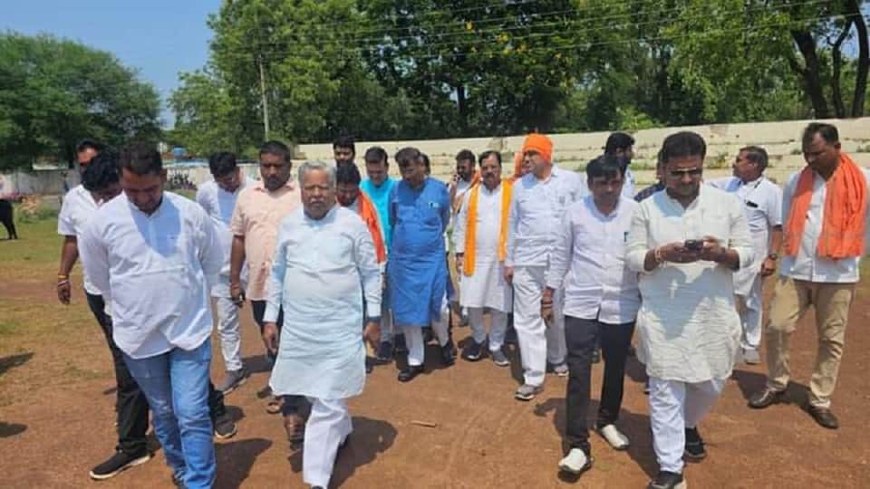भाजपा नेताओं ने मैदान का निरीक्षण किया
