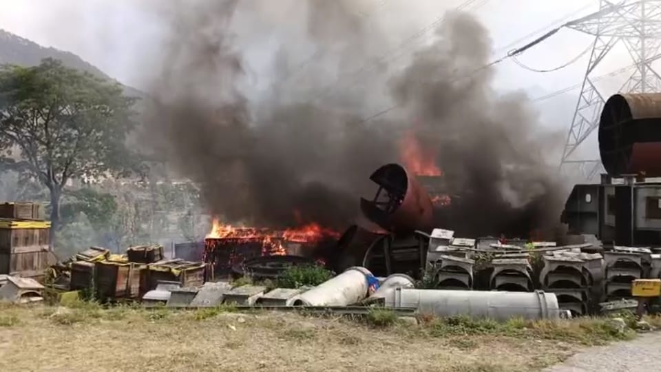 Badrinath Highway Massive fire broke out in BHEL warehouse near Sonla